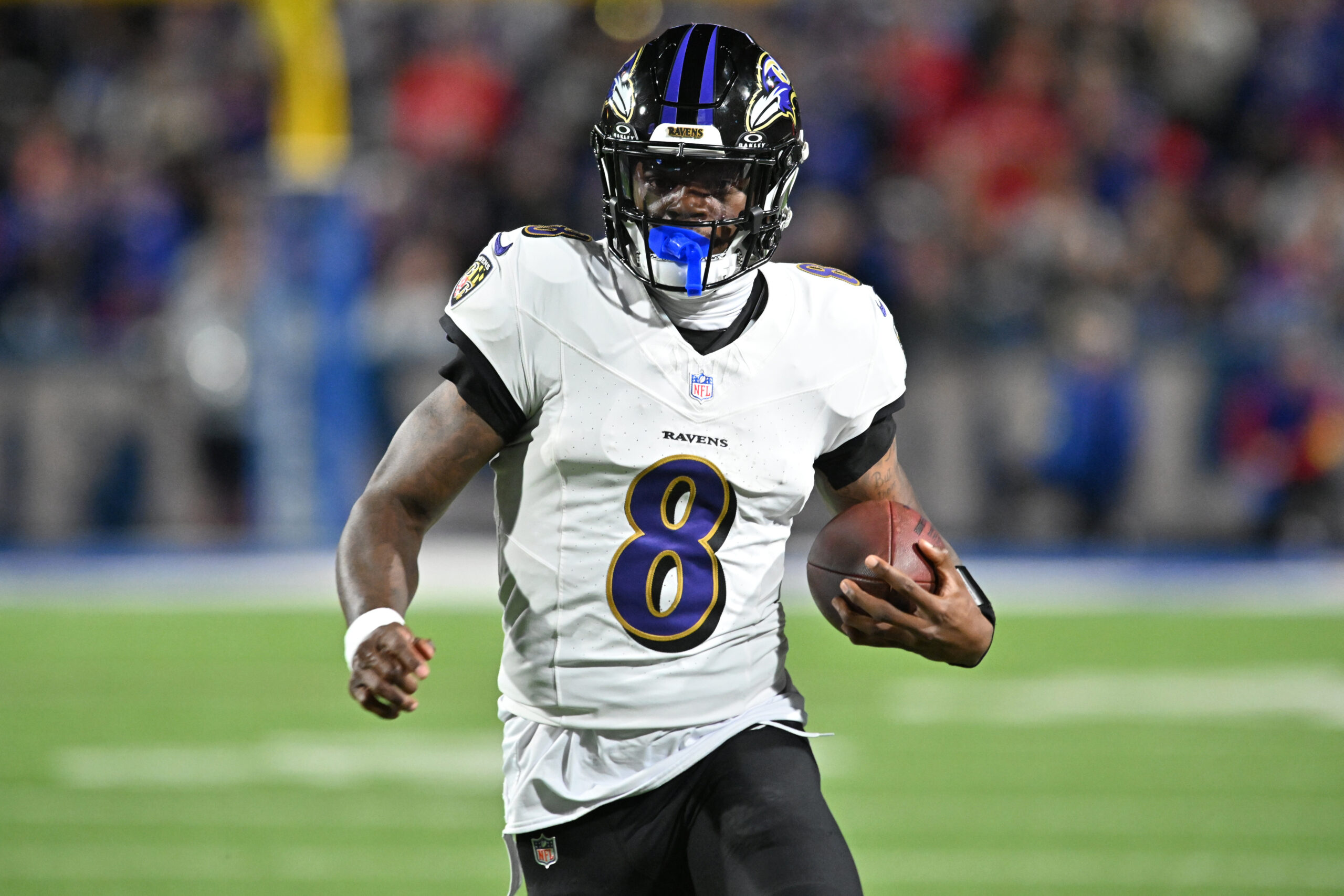 Baltimore Ravens quarterback Lamar Jackson (8)