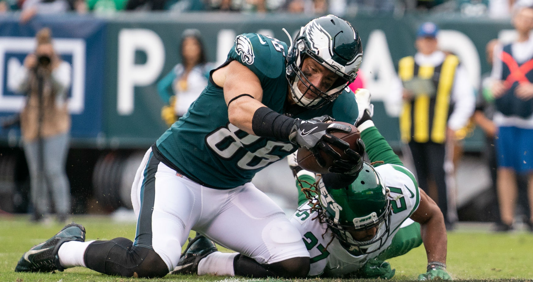 NFL Week 9 DFS Picks: Why Derek Carr is the QB of Choice