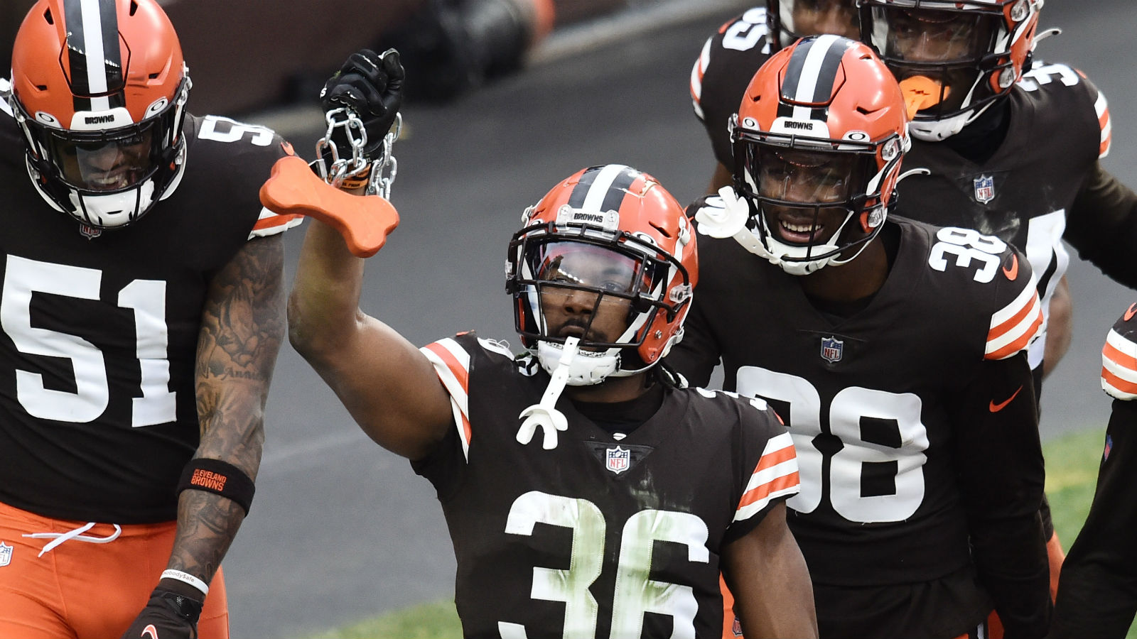 On The Money | NFL Week 17 Betting Recap: Head-Scratching Day
