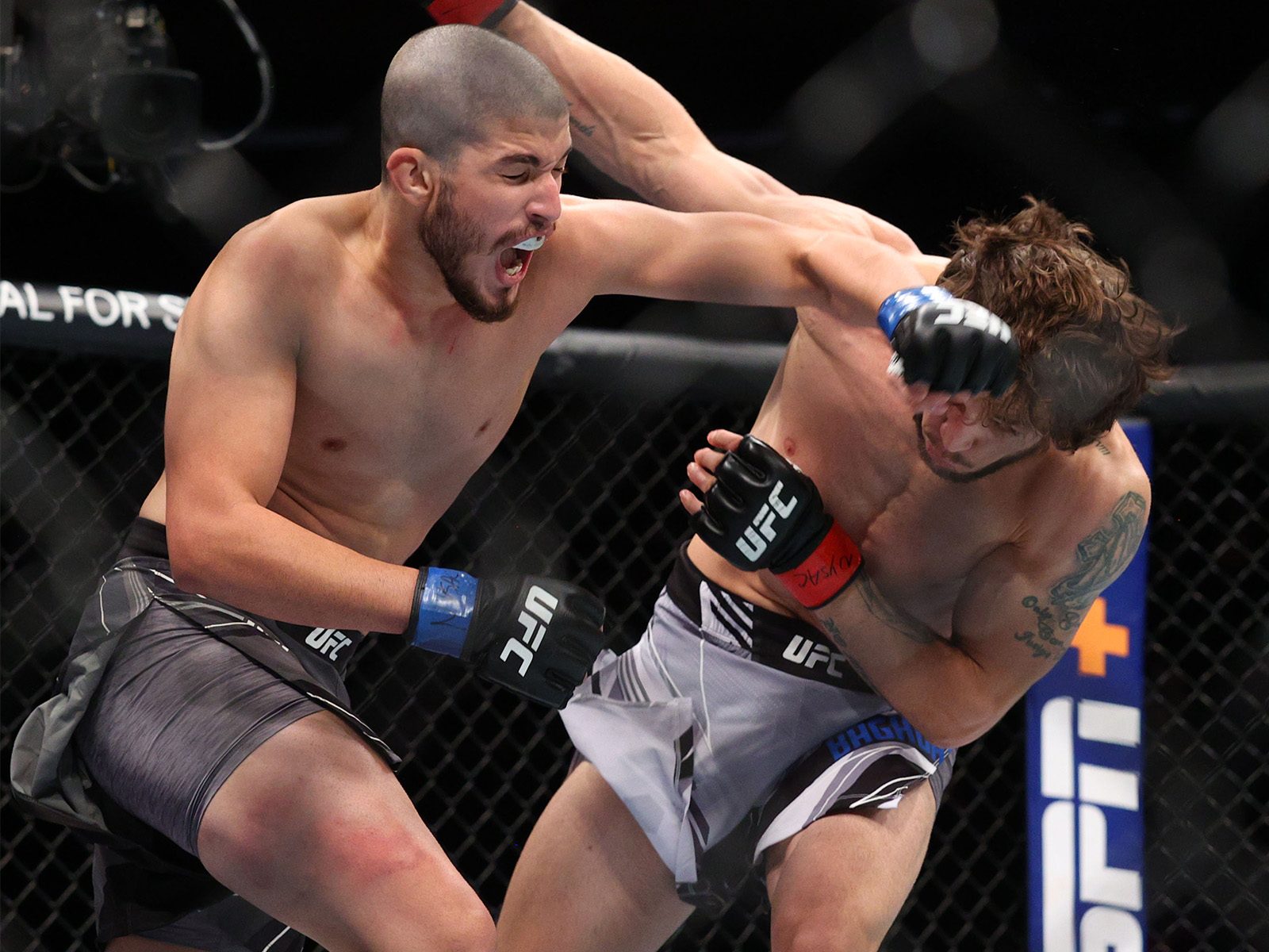 UFC Columbus: Curtis Blaydes vs Chris Daukaus Odds, Picks & Predictions