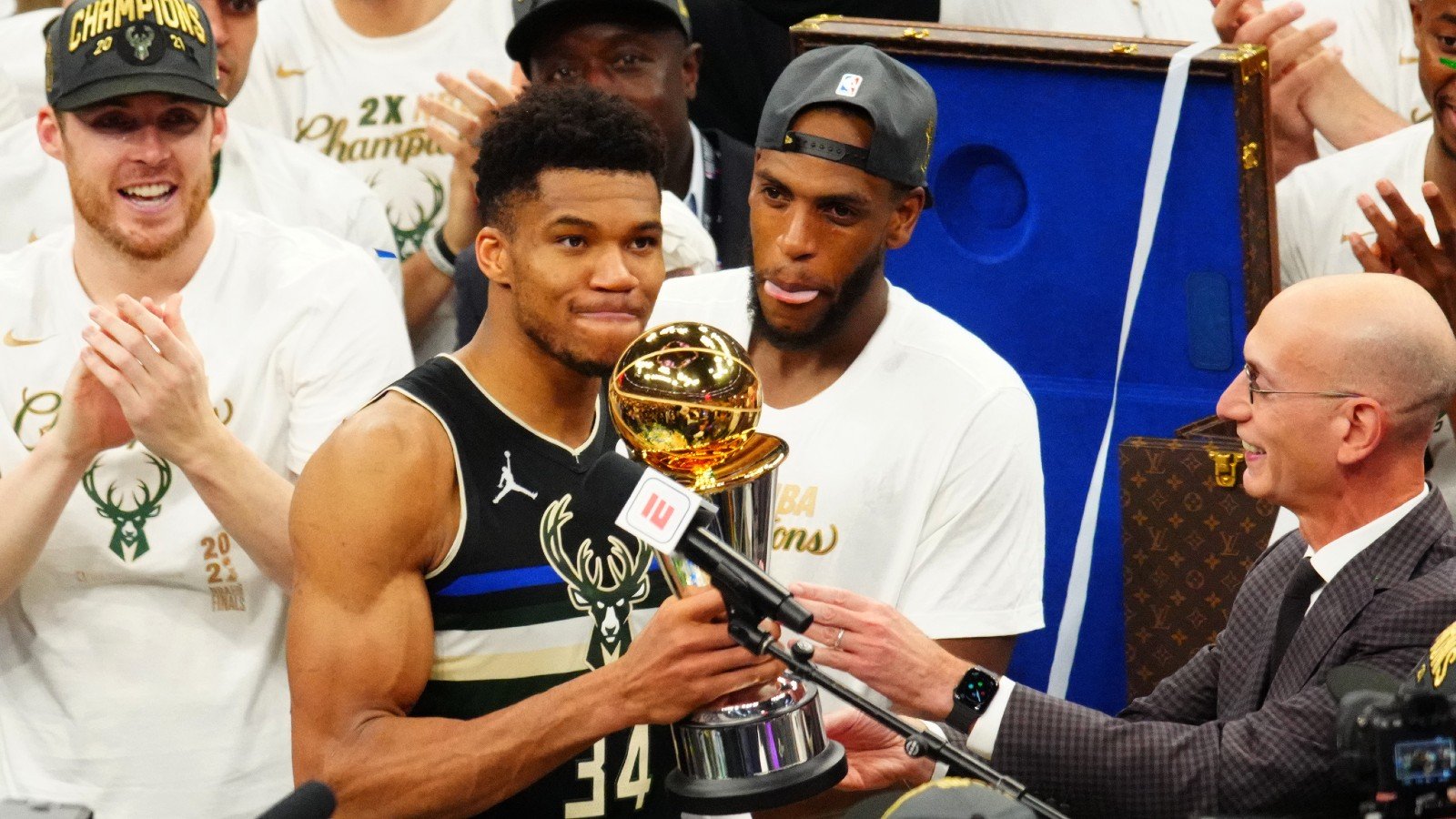 Nets, Lakers Lead Bucks In Early Look At 2022 NBA Title Odds