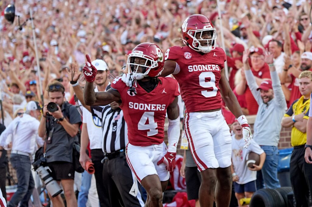 Oklahoma's Deion Burks (4) celebrates his touchdown
