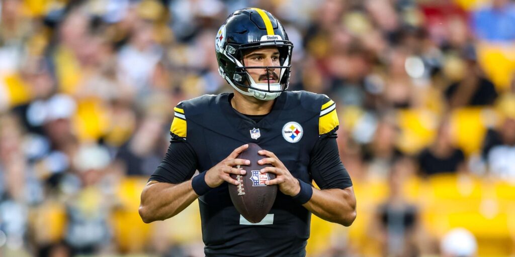 Pittsburgh Steelers quarterback MASON RUDOLPH (2)looks to pass/ZUMA Press Wire
