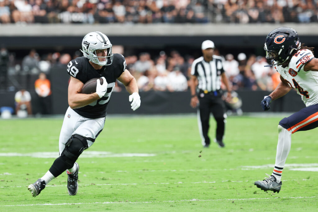 Las Vegas Raiders tight end Brock Bowers (89)