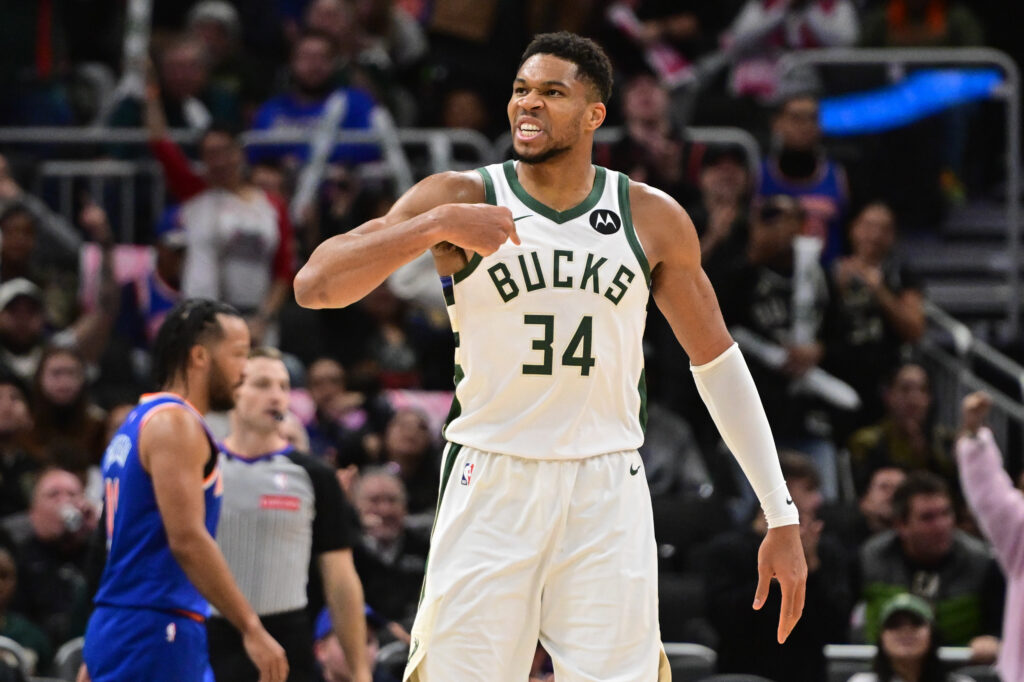 Milwaukee Bucks forward Giannis Antetokounmpo (34).