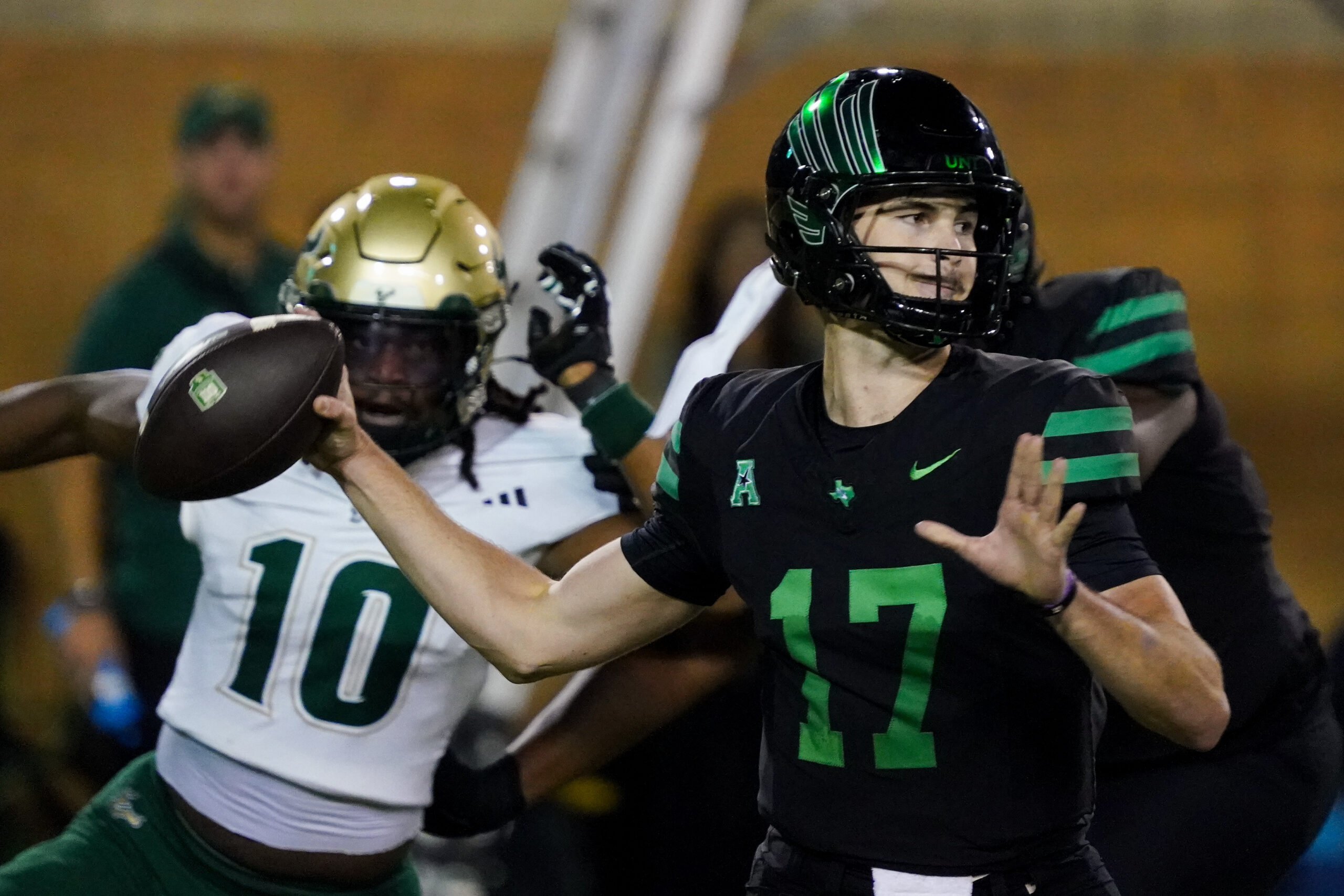North Texas Mean Green quarterback Drew Mestemaker (17)