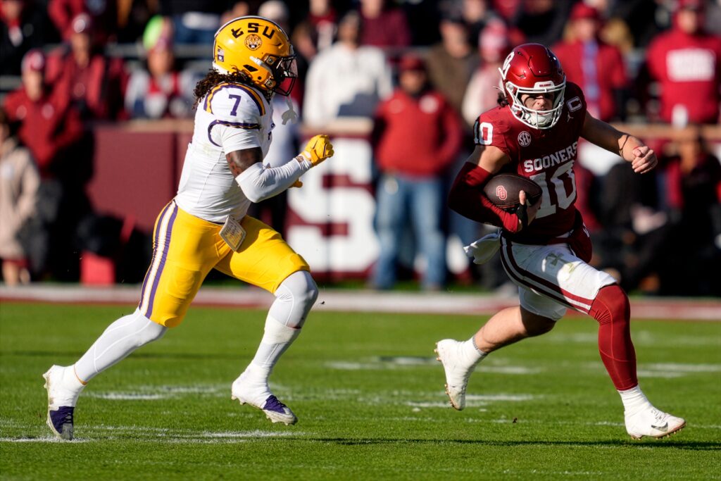 Oklahoma Sooners quarterback John Mateer (10)