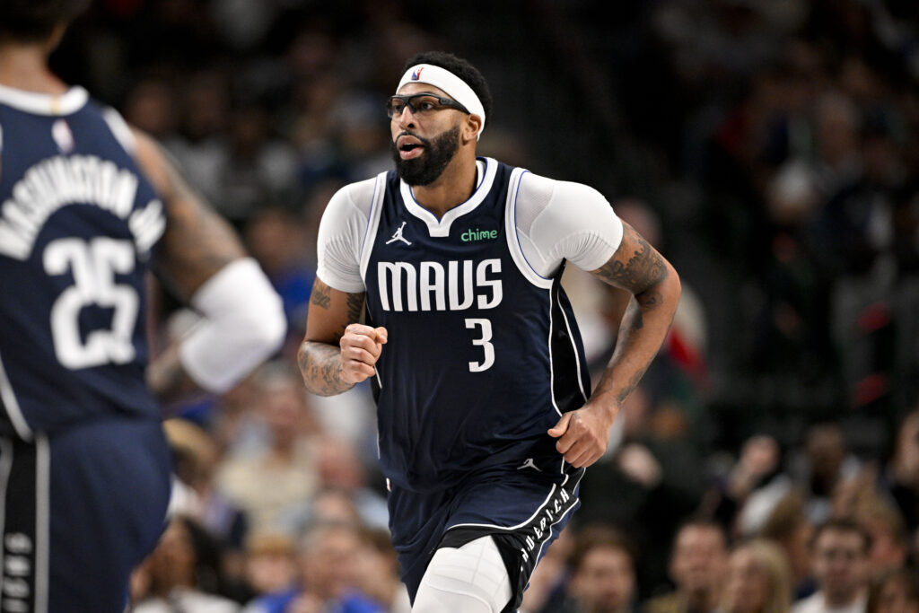 Dallas Mavericks forward Anthony Davis (3)