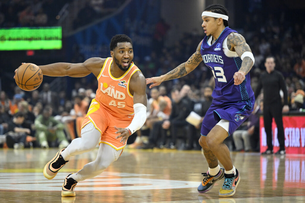 Cleveland Cavaliers guard Donovan Mitchell (45)