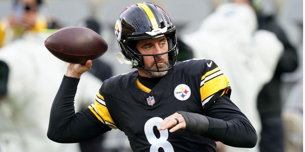 Pittsburgh Steelers quarterback Aaron Rodgers (8)