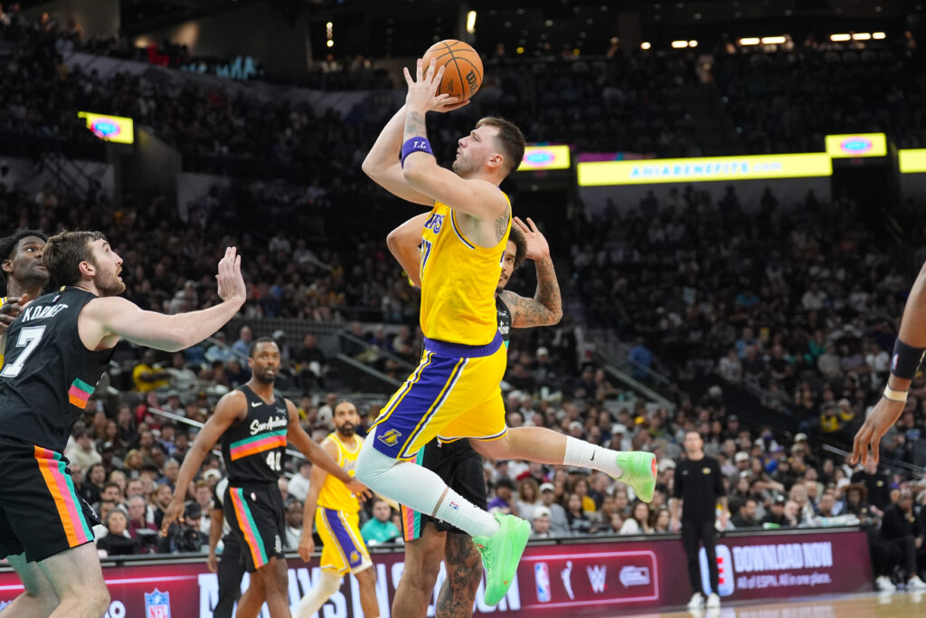 Los Angeles Lakers forward/guard Luka Dončić (77)