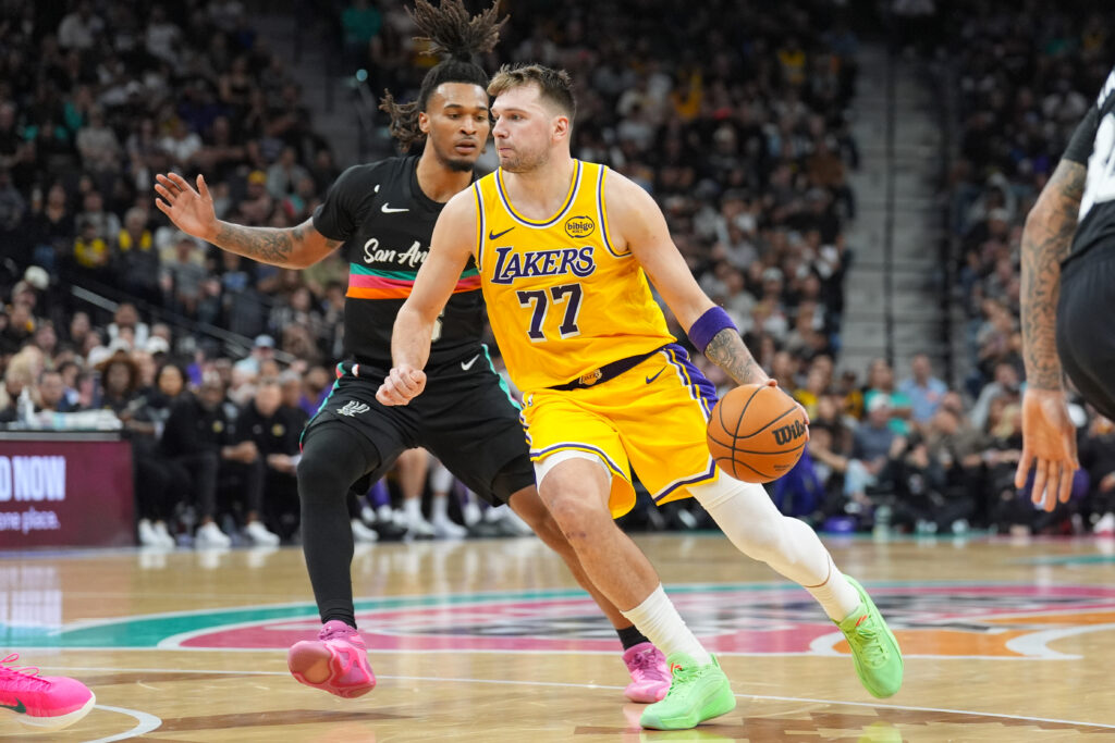 Los Angeles Lakers forward/guard Luka Dončić (77)